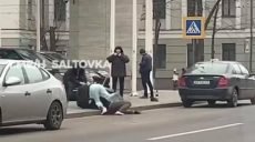 В центре Харькова пассажиры избили водителя такси (фото)