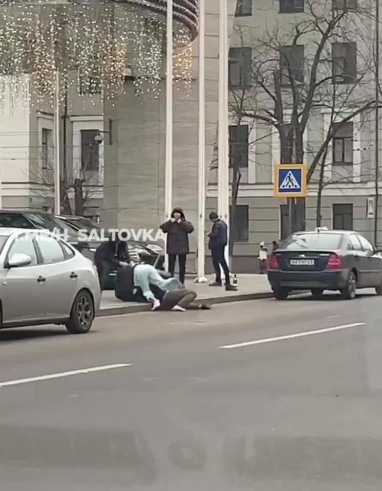 В центре Харькова пассажиры избили водителя такси (фото)