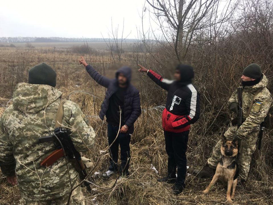 Харьковский отряд пограничников задержал двух нелегалов из Индии на границу с РФ (фото)