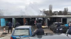 На Салтовке загорелись гаражи. Умер мужчина и сгорели три автомобиля (фото, видео)