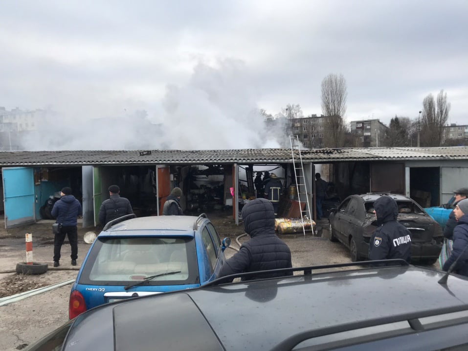 На Салтовке загорелись гаражи. Умер мужчина и сгорели три автомобиля (фото, видео)