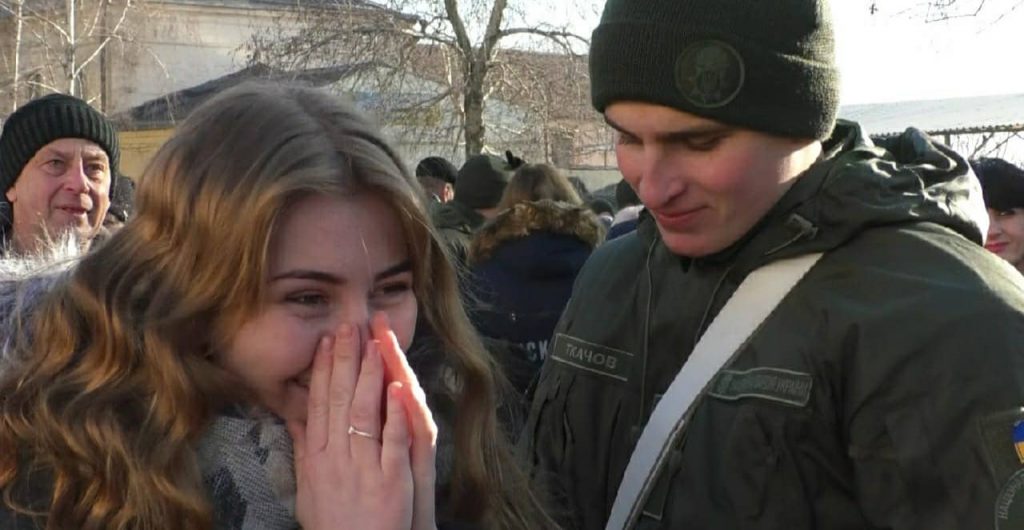 Во время военной присяги двое новобранцев НГУ сделали предложение своим девушкам (фото)