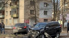 Внедорожник влетел в водительскую сторону Nissan. Есть пострадавшие