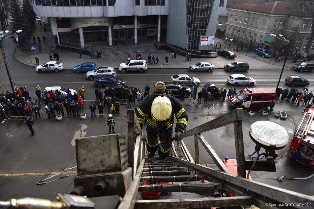 В центре Харькова эвакуировали около сотни человек (фото, видео)