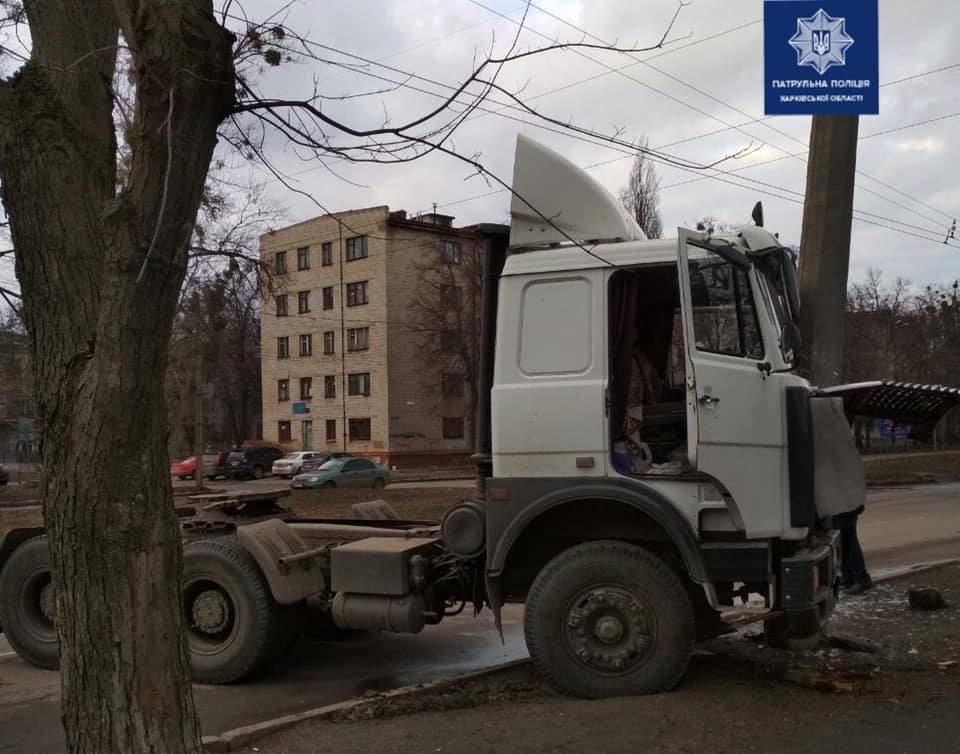 В Харькове водитель не справился с управлением и врезался в линию электропередач (фото)