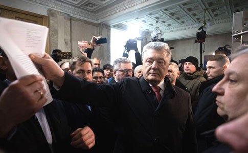 Под стенами ДБР, во время допроса Порошенко, подрались активисты (фото)