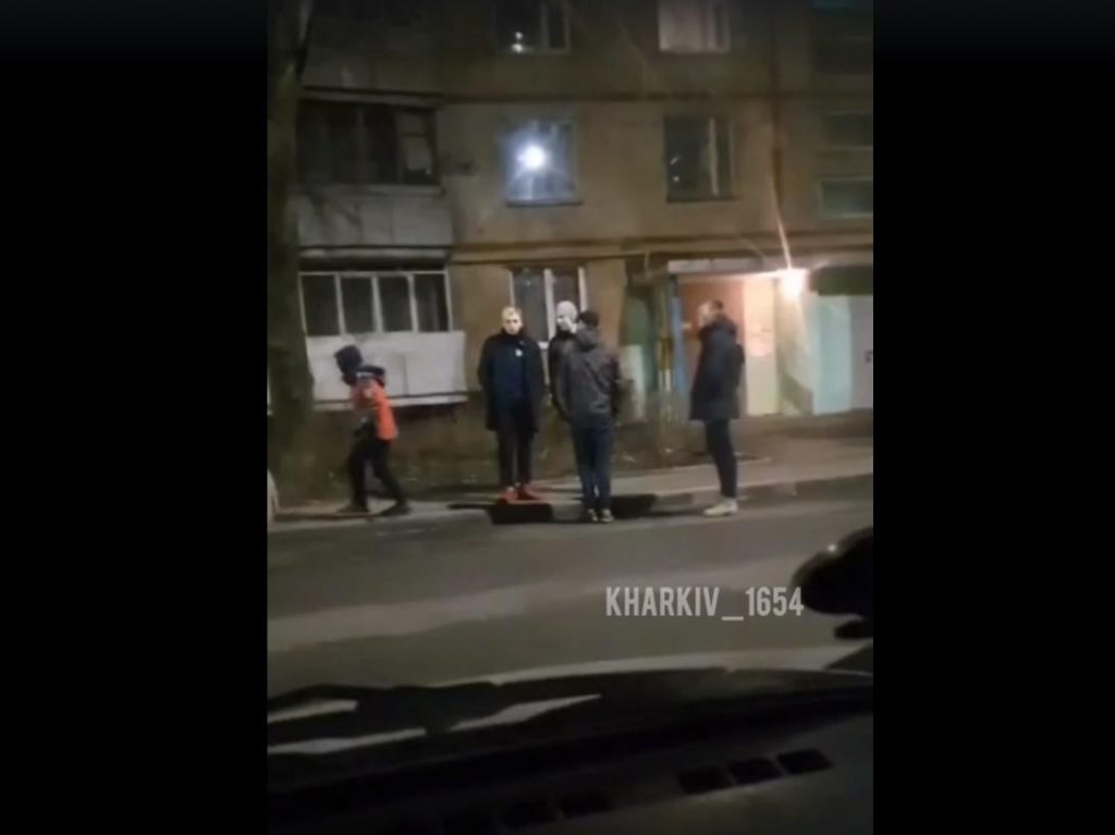 Подростки в Харькове разгромили машину на глазах свидетелей