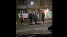 Подростки в Харькове разгромили машину на глазах свидетелей