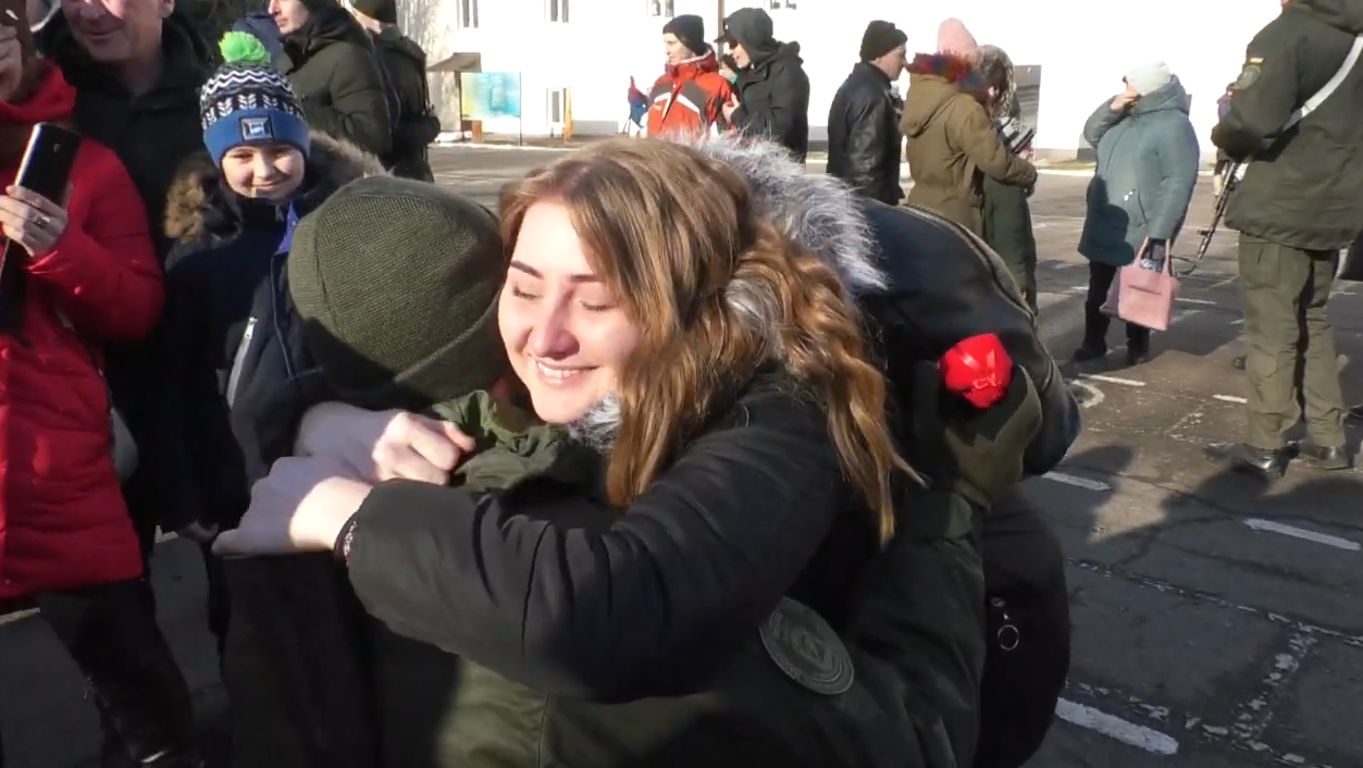 У Харкові двоє новобранців Нацгвардії освідчилися коханим під час присяги (відео)