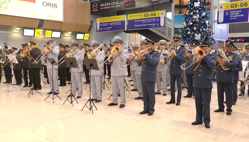 У харківському аеропорту на честь «кіборгів» зіграв військовий оркестр (відео)