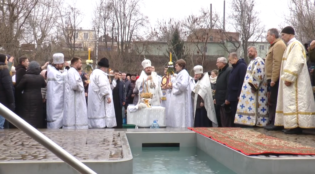 На Водохреще в Саржиному яру освячували воду і занурювались у купель (відео)