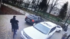 У Харкові операція «Сирена»: розшукують людей, які стріляли на вулиці Кузнецькій (відео)