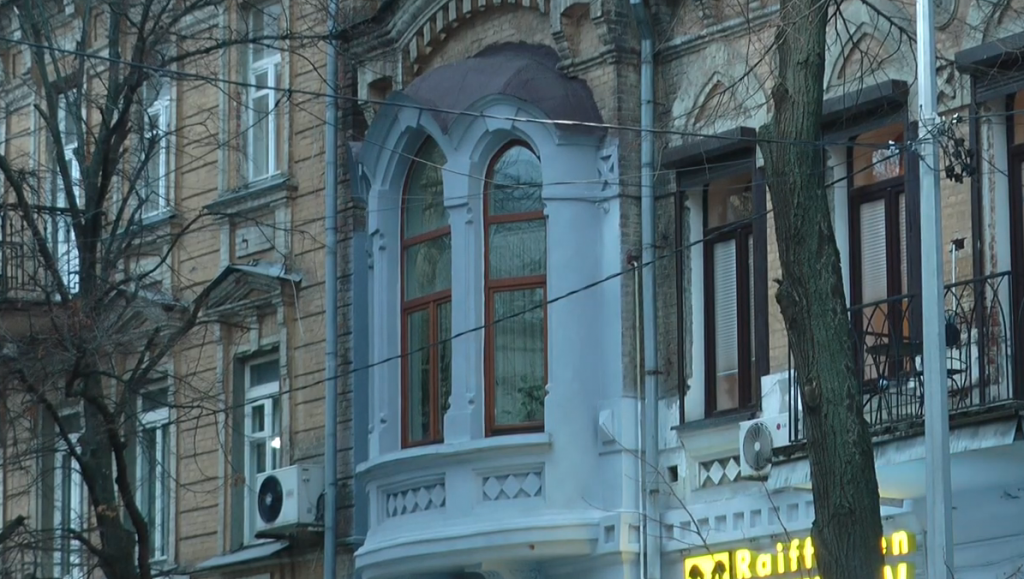 У центрі Харкова з’явилась надбудова на історичній будівлі (відео)