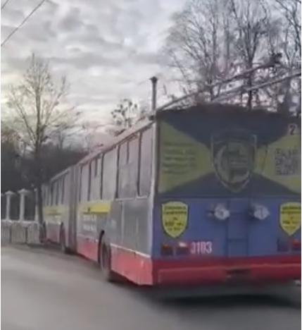 В центре Харькова троллейбус врезался в забор и выехал на тротуар (видео)