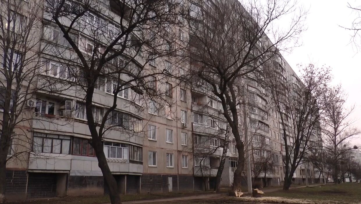 У Харкові мешканка будинку скаржиться на іржаву воду, що стікає звідусіль (відео)
