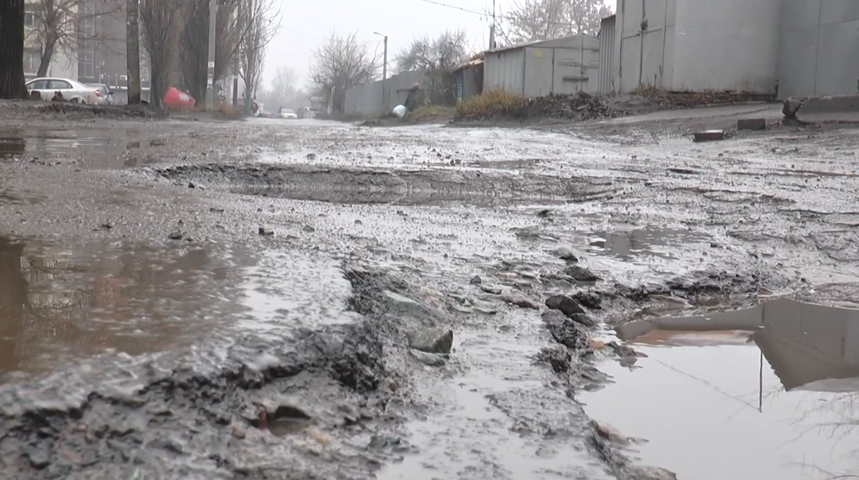 Харків’яни вимагають ремонту дороги на вулиці Весела (відео)