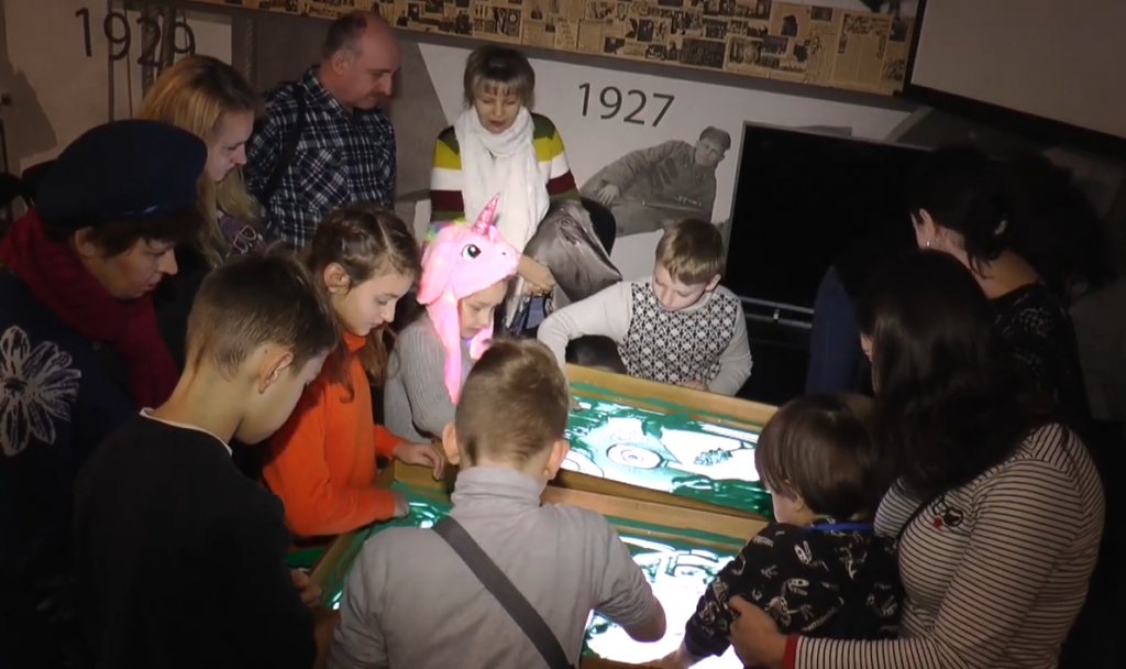 У Харківському літературному музеї дітлахів учили створювати картини на піску (відео)