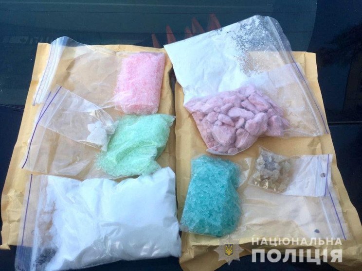 Мужчина в Харькове получил посылку с почти килограммом амфетамина (фото)