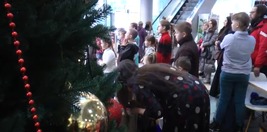 У Харкові до новорічних свят багатодітні родини отримали подарунки (відео)