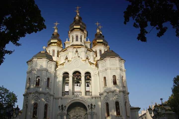 Мужчина устроил погром в храме Харькова (видео)
