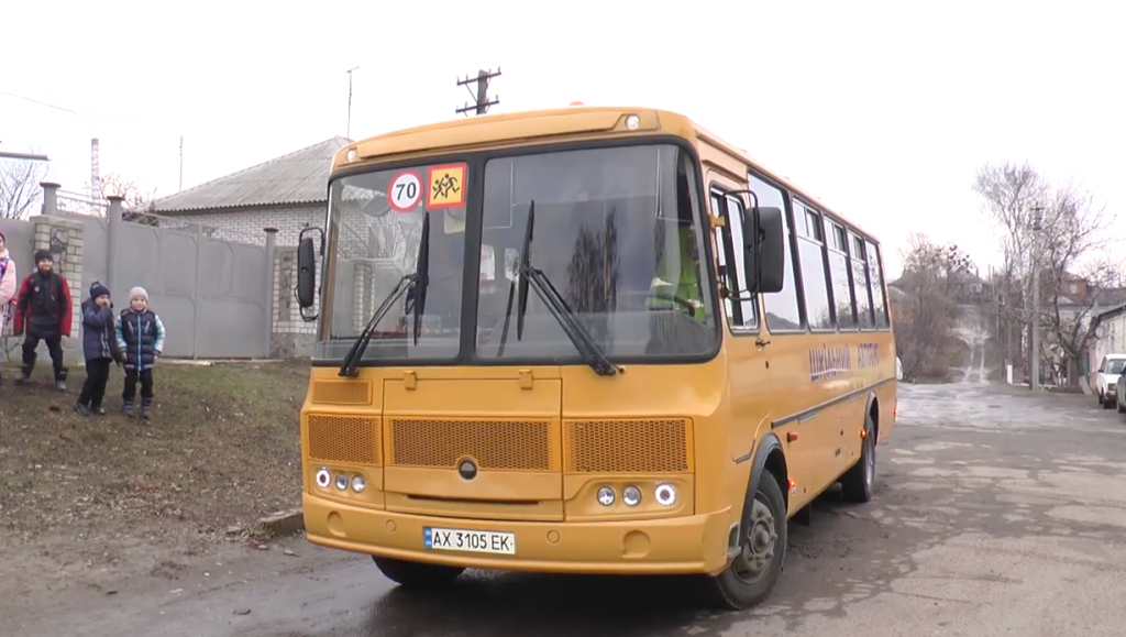 Шкільний автобус перетворився на пастку. Мешканка Богодухова розповіла про жахливу аварію (відео)
