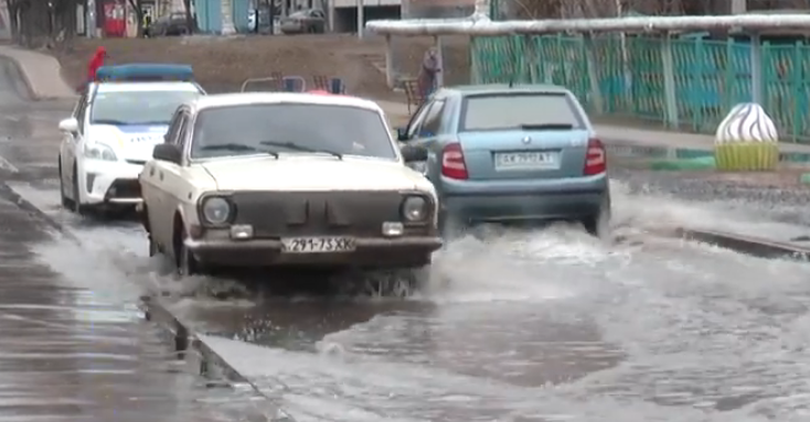 На харківській вулиці повінь перетворила автівки на катери