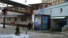 Зловмисник штовхнув жінку та вихопив з її рук гаманець