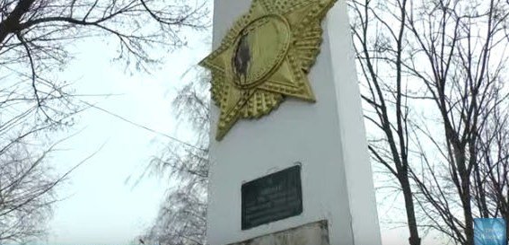 На Харьковщине залили краской памятник (видео)