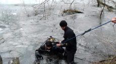 Спасатели достали со дна озера тело утонувшего рыбака (фото)