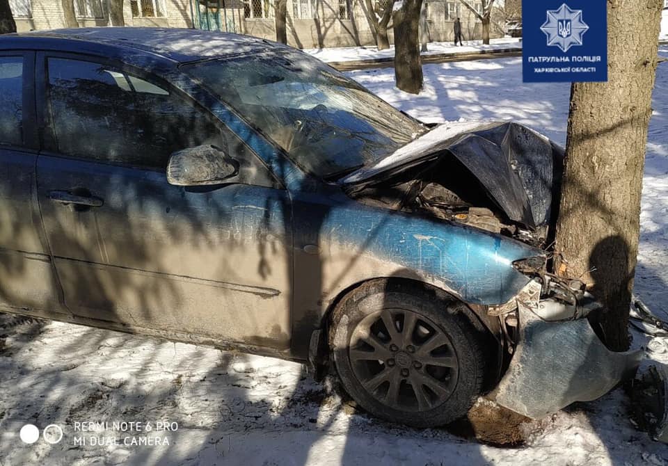 На ул. Отакара Яроша Mazda врезалась в дерево (фото)