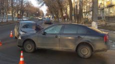 На Лесопарковой улице столкнулись Geely и Skoda (фото)