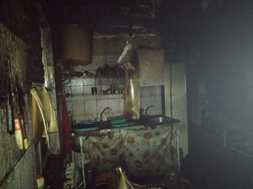 Спасатели погасили пожар в харьковском кафе (фото)
