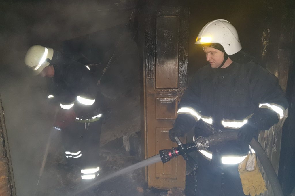 Пожарные потушили полыхающий дом под Харьковом (фото)