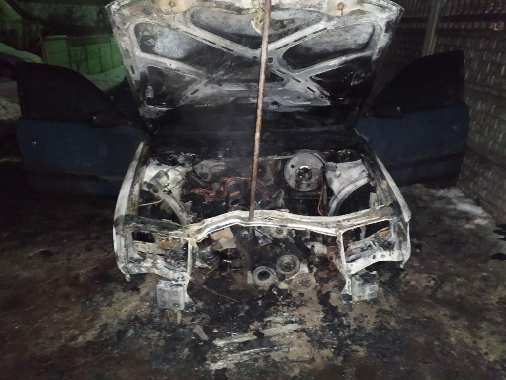 В Шевченковском районе у многоэтажки сгорел автомобиль