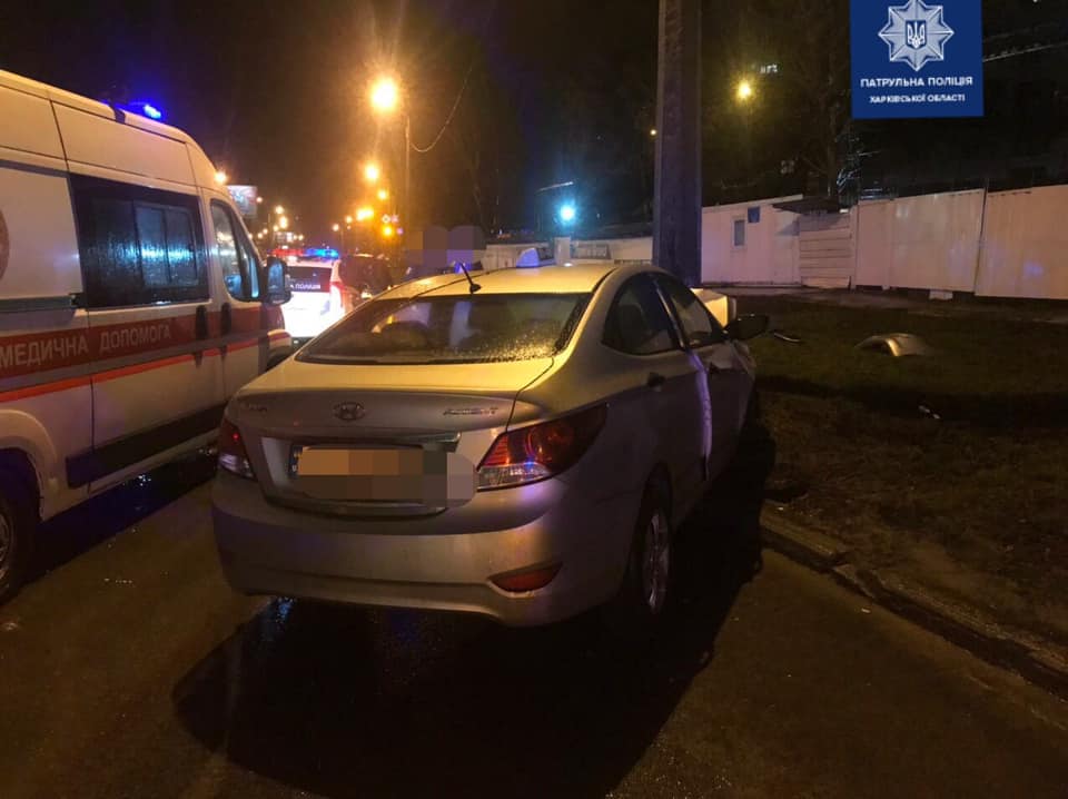 На Клочковской водитель врезался в столб (фото)