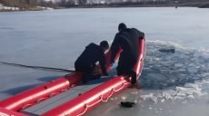 Под Харьковом в проруби утонул пожилой рыболов (фото)