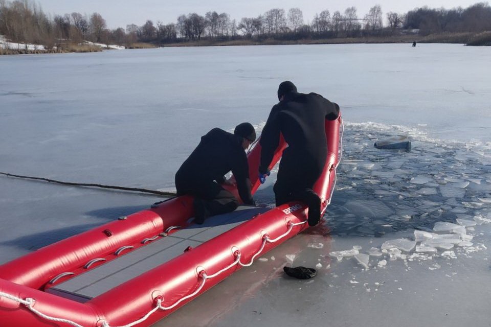 Под Харьковом в проруби утонул пожилой рыболов (фото)