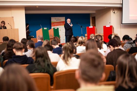 Иностранные дипломаты встретились в Харькове со школьниками
