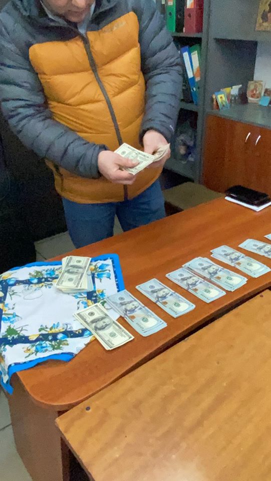 Россиянин пытался нелегально провезти в Украину валюту