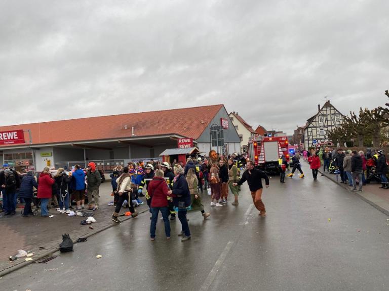 В Германии водитель намеренно врезался в толпу, наблюдавшую карнавал (фото)