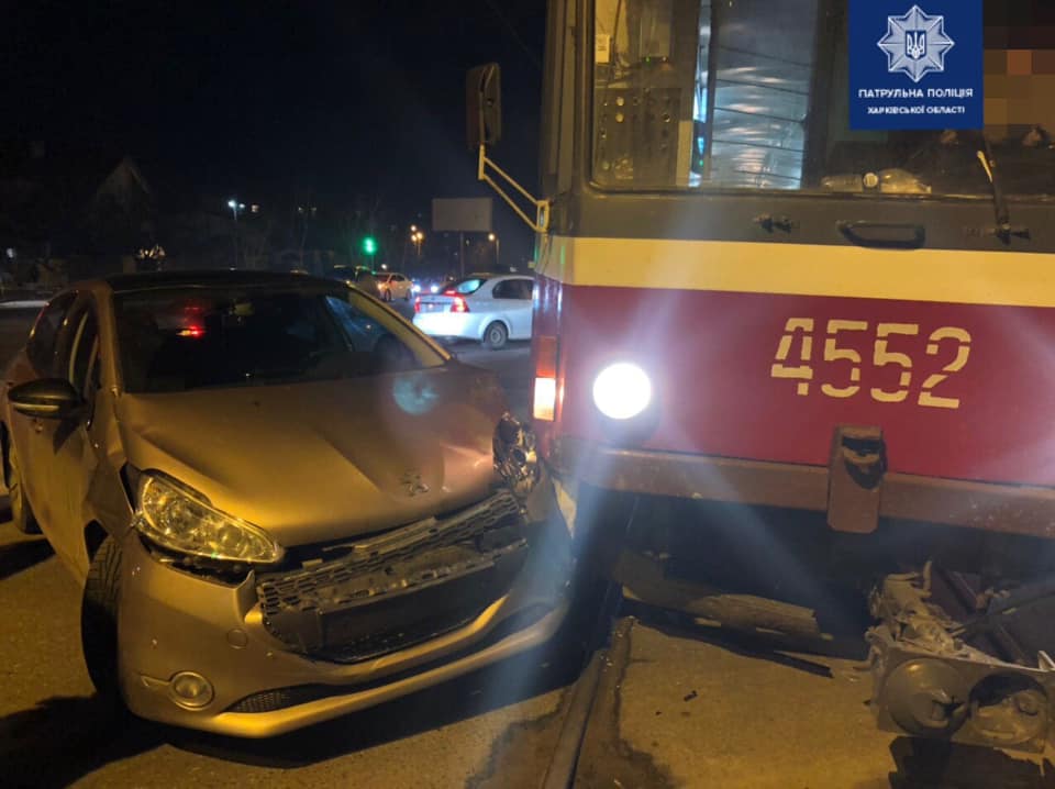 На Салтовском шоссе легковушка врезалась в трамвай (фото)