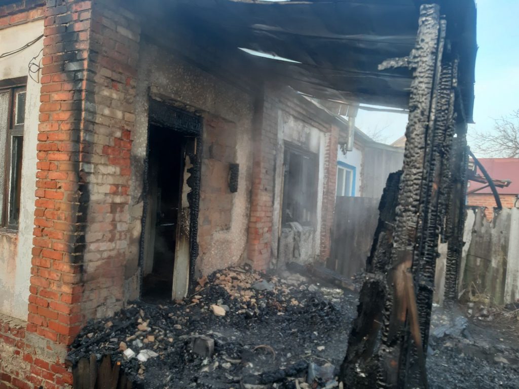 Двое людей сгорели в своем доме под Богодуховом (фото)