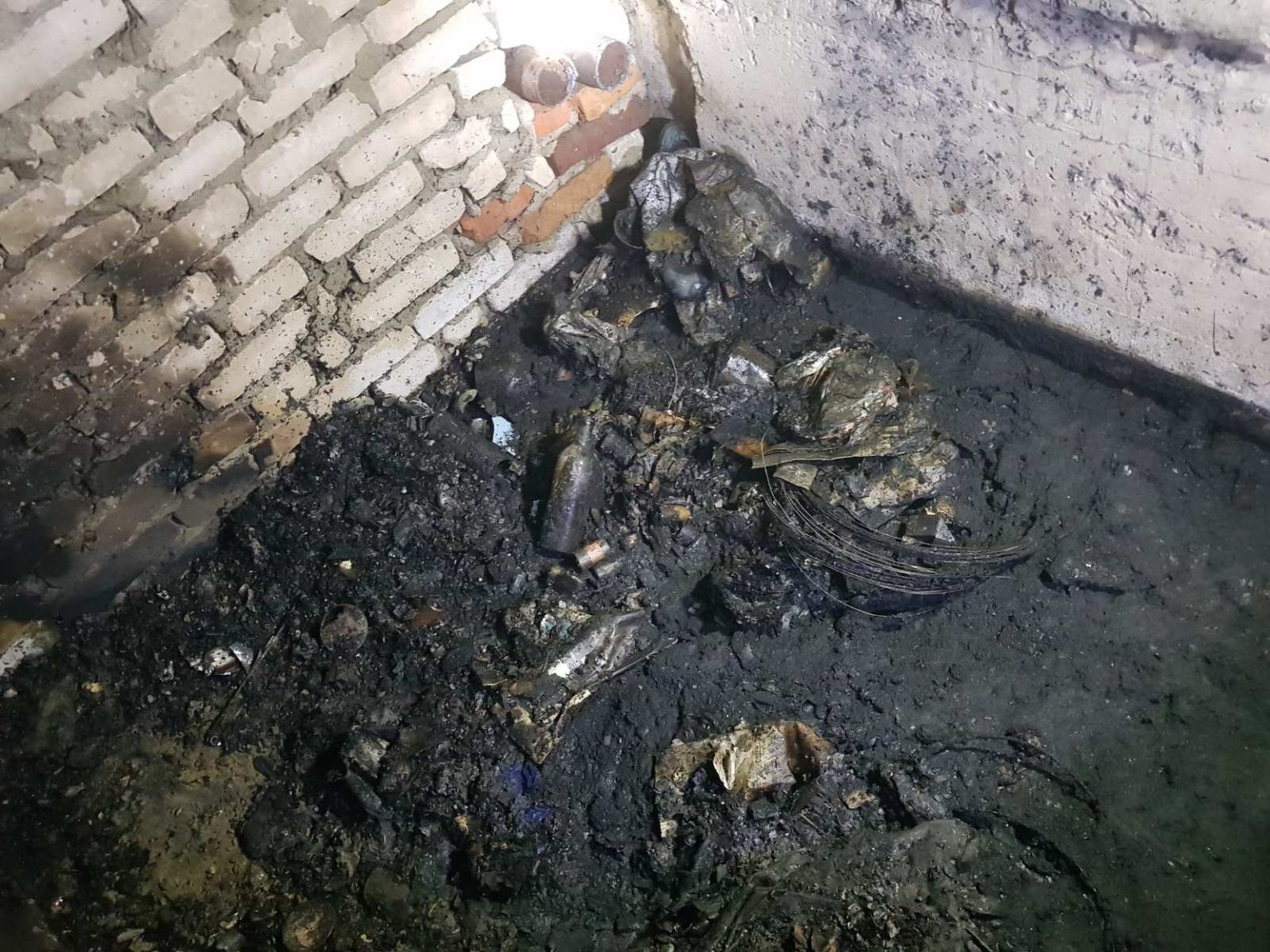 50 человек эвакуировали спасатели из-за пожара в подвале пятиэтажки (фото)