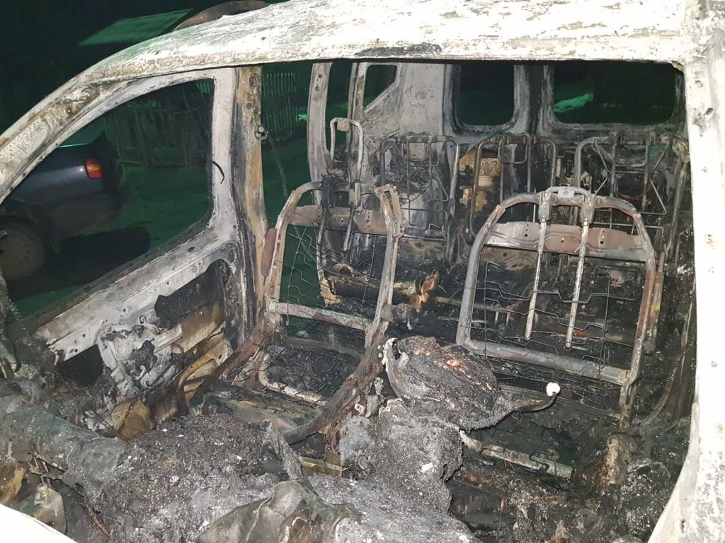 На Харьковщине в гараже сгорела машина. Хозяин отравился газом (фото)