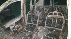 На Харьковщине в гараже сгорела машина. Хозяин отравился газом (фото)