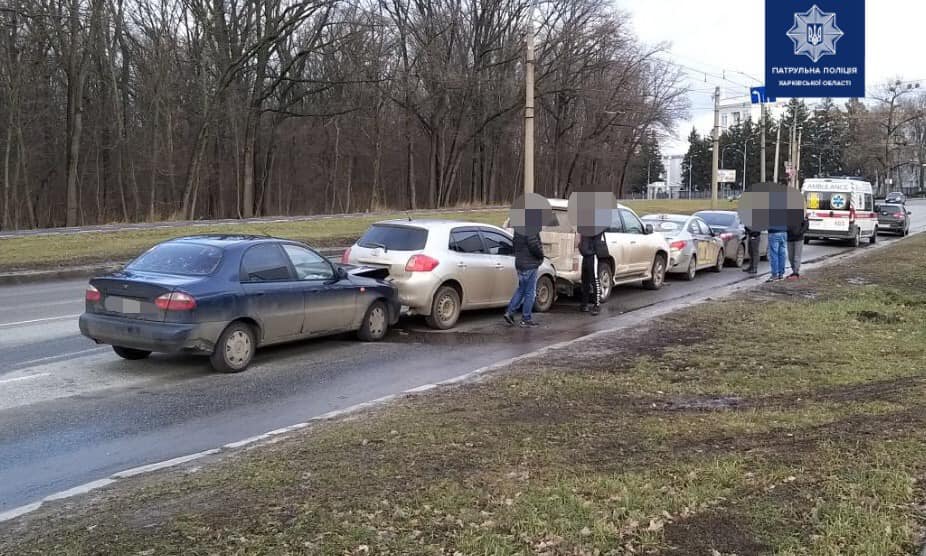 На Белгородском шоссе произошло массовое ДТП. Есть пострадавший (фото)