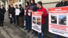 Возле прокуратуры проходит пикет в поддержку патрульного полицейского, ранившего пассажира авто (видео, фото)