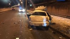 В Харькове перевернулась иномарка после наезда на бордюр (фото)