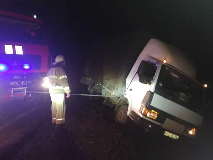 Спасатели вытащили грузовик из кювета (фото)