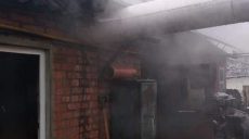 На Харьковщине на территории частного домовладения произошел пожар (фото)